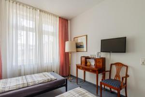 Sjónvarps- og/eða afþreyingartæki á Pension für Monteure in Dresden, Zimmer mit eigenem Bad und großer Gemeinschaftsküche