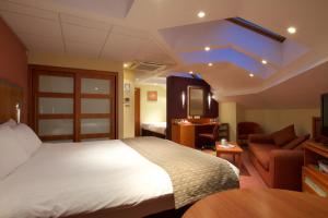 Derby Mickleover Hotel, BW Signature Collection客房内的一张或多张床位