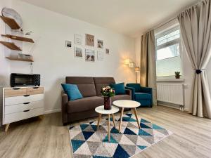 ein Wohnzimmer mit Sofa und Tisch in der Unterkunft Haus Concordia 2 Möwennest in Thiessow