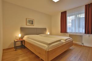 A bed or beds in a room at Ferienwohnungen Tiroler Alpenhof
