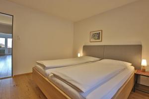 A bed or beds in a room at Ferienwohnungen Tiroler Alpenhof