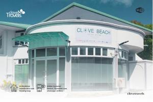 阿杜环礁Clove Beach的建筑正面景色,带有读写着隐秘海滩的标志