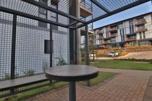 une table assise devant une fenêtre dans l'établissement Luxury Lowveld Apartment, à Nelspruit