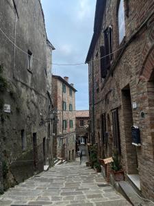 an alley in an old town with stone buildings at La Casetta di Nonno Mario in Chiusdino
