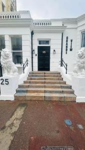 イーストボーンにあるGrande View 7の白い建物