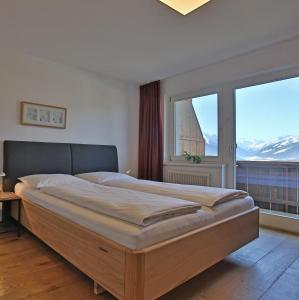 A bed or beds in a room at Ferienwohnungen Tiroler Alpenhof