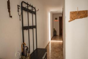 un pasillo con un banco negro en una habitación en Suite privada muy céntrica, en Granada 1 foto más