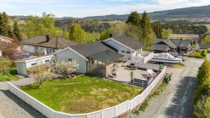 トロンハイムにあるWorld Cup Trondheim 2025の庭のある家の航空写真