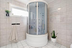 トロンハイムにあるWorld Cup Trondheim 2025の窓付きのタイル張りのバスルーム(シャワー付) +39枚の写真