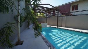 una piscina en medio de un edificio en Syxx Old Church Road, en Kingston