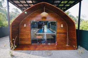 Fotografie z fotogalerie ubytování The Coppers Luxury Glamping Pod Villa with a Private Swimming Pool v destinaci Karandeniya