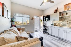 Cozy Couples Retreat with Views in Apache Junction的厨房或小厨房