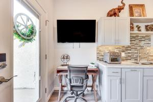 Cozy Couples Retreat with Views in Apache Junction的电视和/或娱乐中心