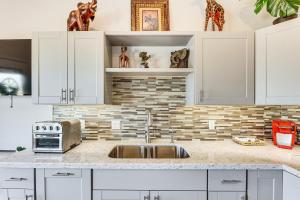 Cozy Couples Retreat with Views in Apache Junction的厨房或小厨房
