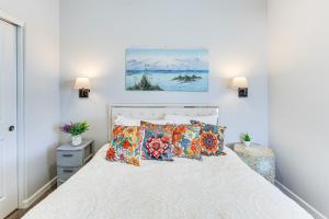 阿帕奇章克申Cozy Couples Retreat with Views in Apache Junction的卧室里有一张白色的床，上面有两个枕头