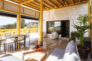 a living room with a couch and a table at Casa de Limon in Cerrogordo