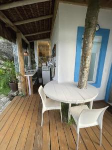 un tavolo e due sedie su una terrazza di legno di Studio à Beira Mar em Ilhabela com Vista Deslumbrante IB0001 a Ilhabela