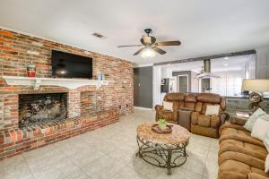 Imagen de la galería de 2 Mi to Gulfport Beaches Poolside Paradise!, en Gulfport