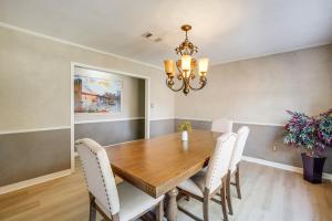 Imagen de la galería de 2 Mi to Gulfport Beaches Poolside Paradise!, en Gulfport