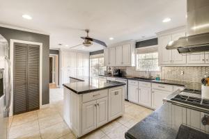 Imagen de la galería de 2 Mi to Gulfport Beaches Poolside Paradise!, en Gulfport