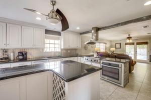 Imagen de la galería de 2 Mi to Gulfport Beaches Poolside Paradise!, en Gulfport 20 fotos más