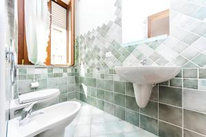 Ένα μπάνιο στο Splendido Appartamento in pieno Centro Dell'Isola +1 φωτογραφίες