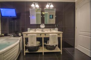 Baðherbergi á Hotel Villa Morra Suites