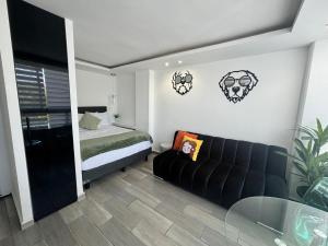 a living room with a couch and a bed at SUITE INTI vista al mar in Acapulco