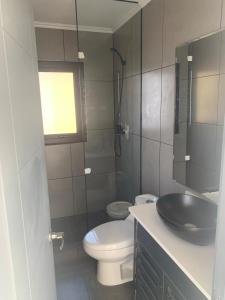 Phòng tắm tại Tiny cabaña en playa hermosa