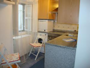 uma cozinha com um fogão e uma máquina de lavar louça em Regueira Apartment em Lisboa