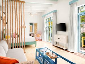 TV a/nebo společenská místnost v ubytování Boardwalk Boutique Hotel Aruba - Adults Only