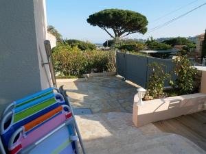 a colorful bench sitting next to a building at Bel appartement 3 pièces en villa climatisé 800m plage WIFI in Cavalaire-sur-Mer