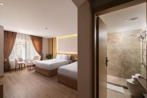 Postel nebo postele na pokoji v ubytování Elegance Grand City Hotel