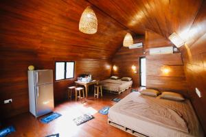 Postel nebo postele na pokoji v ubytování The Coppers Luxury Glamping Pod Villa with a Private Swimming Pool + 37 fotografií