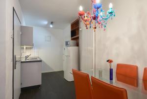 Kuchyň nebo kuchyňský kout v ubytování Hotel Hine Adon Fribourg