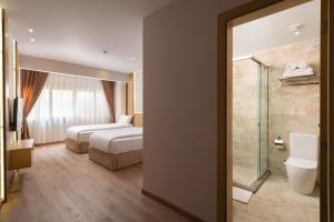 Koupelna v ubytování Elegance Grand City Hotel + 28 fotografií
