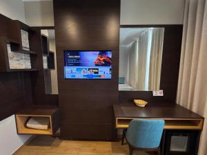 Uma TV ou centro de entretenimento em Hotel Diamond Lima