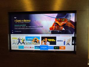 Uma TV ou centro de entretenimento em Hotel Diamond Lima