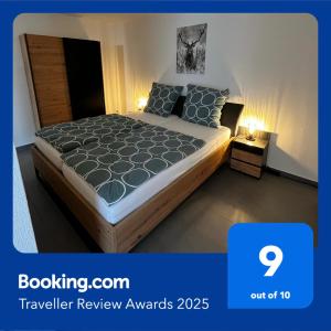 a bedroom with a large bed in a room at Schönes Apartment mit Terrasse - Privatvermietung in Waldstetten
