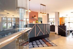una cocina con barra con mostrador en Holiday Inn - the niu, Blade Solingen by IHG, en Solingen