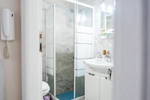 Kúpeľňa v ubytovaní luxury apartment center athens (wifi)