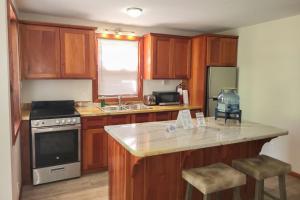 ครัวหรือมุมครัวของ Cottage 4 at Island Pearl Gold Standard Certified