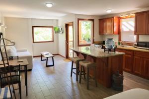 ครัวหรือมุมครัวของ Cottage 4 at Island Pearl Gold Standard Certified