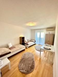 Postel nebo postele na pokoji v ubytování Quiet Apartment near Airport Vienna #2