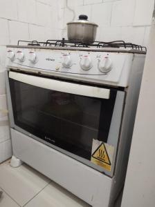 una estufa blanca con una olla encima en Hostel Belas ARTS, en Río de Janeiro