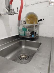 un fregadero con un tubo rojo encima en Hostel Belas ARTS, en Río de Janeiro