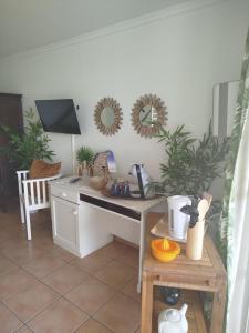 Bambou Suite vue mer à 50 m de la plage et de la piscine電視和／或娛樂中心