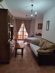 Postel nebo postele na pokoji v ubytování Pensión y apartamentos El Taxi + 37 fotografií