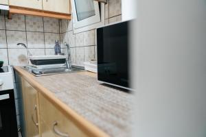 Kuchyňa alebo kuchynka v ubytovaní luxury apartment center athens (wifi)