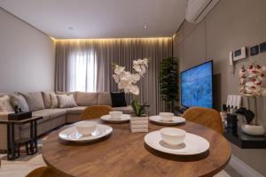 a living room with a table and a couch at شقه 7فاخره ثلاث غرف نوم وجلسه خارجيه in Riyadh